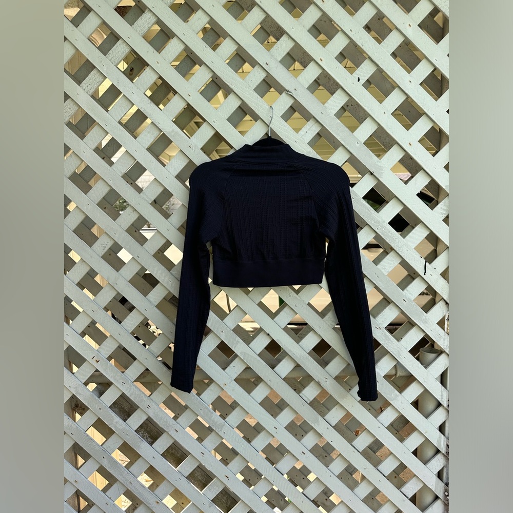 Alo Yoga long sleeve top - Picture 2 of 4